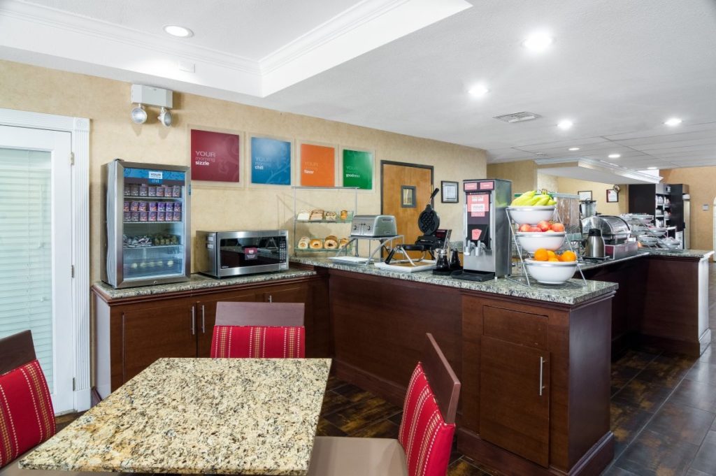 Comfort Suites Las Colinas Irving Texas Breakfast Seating Area