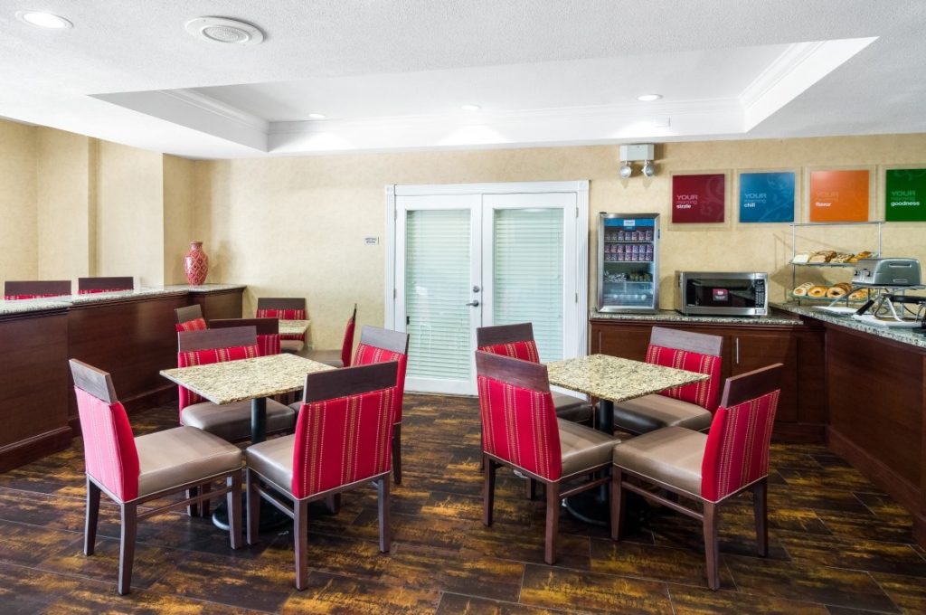 Comfort Suites Las Colinas Irving Texas Breakfast Seating Area